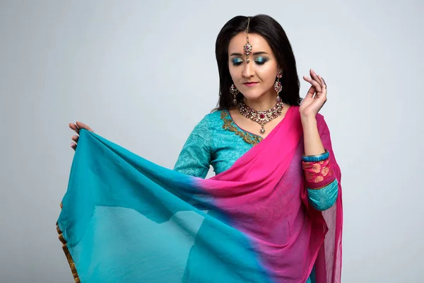 Portretul unei frumoase fete indiene zâmbitoare. Tânăra femeie model indian cu set de bijuterii tradiționale. Costum indian saree — Fotografie, imagine de stoc