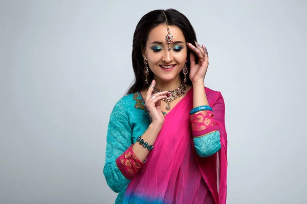 Retrato de una hermosa chica india sonriente. Modelo de mujer india joven con conjunto de joyas tradicionales. Traje indio saree —  Fotos de Stock