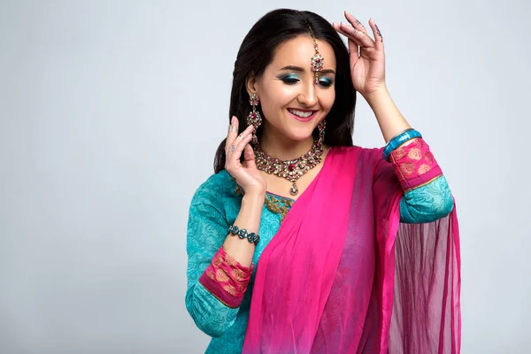 Retrato de una hermosa chica india sonriente. Modelo de mujer india joven con conjunto de joyas tradicionales. Traje indio saree —  Fotos de Stock