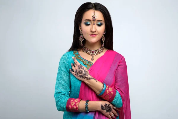 Portret piękne, uśmiechnięte dziewczyny indian. Ustaw model młoda indianka z tradycyjnej biżuterii. Kostium Indyjskie sari — Zdjęcie stockowe