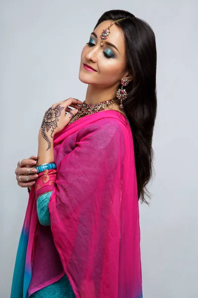 美丽微笑的印度女孩的画像。年轻的印度女人模型与传统首饰套装。印度服装纱丽 — 图库照片