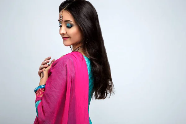 Retrato de una hermosa chica india sonriente. Modelo de mujer india joven con conjunto de joyas tradicionales. Traje indio saree — Foto de Stock