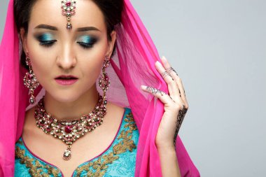 Güzel gülümseyen Hintli kız portresi. Geleneksel Takı seti ile genç Hintli kadın modeli. Hint kostüm sari