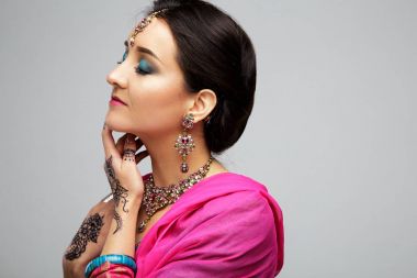 Güzel gülümseyen Hintli kız portresi. Geleneksel Takı seti ile genç Hintli kadın modeli. Hint kostüm sari