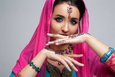 Güzel gülümseyen Hintli kız portresi. Geleneksel Takı seti ile genç Hintli kadın modeli. Hint kostüm sari