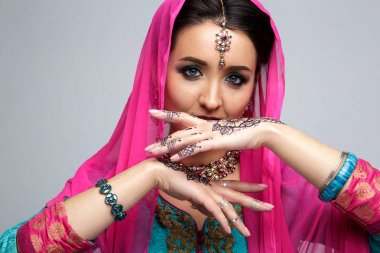 Güzel gülümseyen Hintli kız portresi. Geleneksel Takı seti ile genç Hintli kadın modeli. Hint kostüm sari