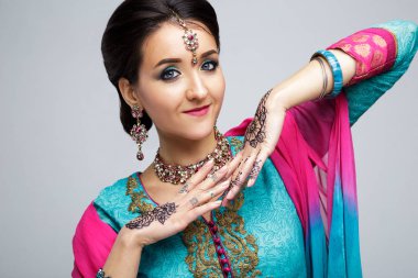 Güzel gülümseyen Hintli kız portresi. Geleneksel Takı seti ile genç Hintli kadın modeli. Hint kostüm sari