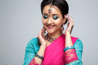 Güzel gülümseyen Hintli kız portresi. Geleneksel Takı seti ile genç Hintli kadın modeli. Hint kostüm sari