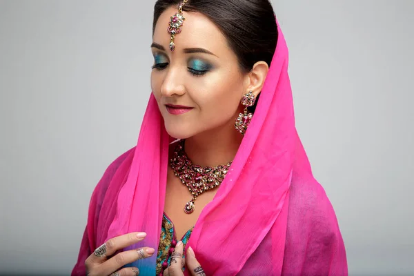 Güzel gülümseyen Hintli kız portresi. Geleneksel Takı seti ile genç Hintli kadın modeli. Hint kostüm sari — Stok fotoğraf