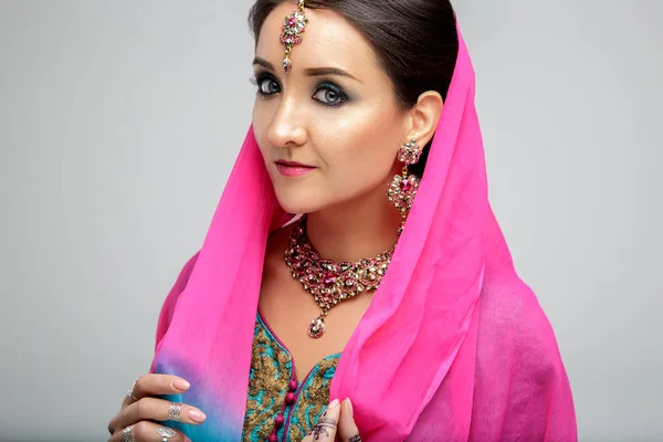Ritratto di bella ragazza indiana sorridente. Giovane modello donna indiana con set di gioielli tradizionali. Saree costume indiano — Foto Stock