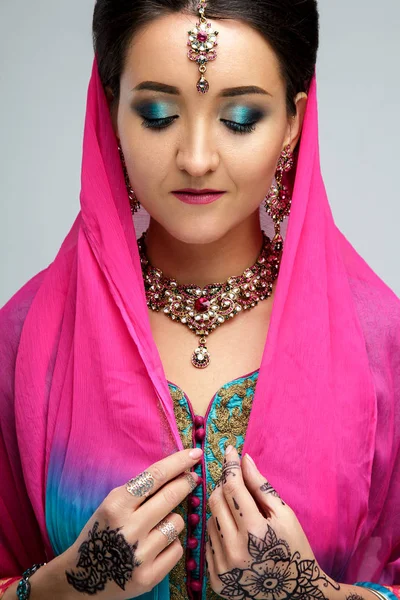 Портрет усміхнений красива Індійська дівчина. Молода Індійська жінка модель з традиційними ювелірні набір. Сарі індійському костюмі — стокове фото