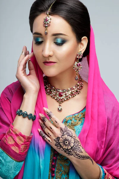 Güzel gülümseyen Hintli kız portresi. Geleneksel Takı seti ile genç Hintli kadın modeli. Hint kostüm sari