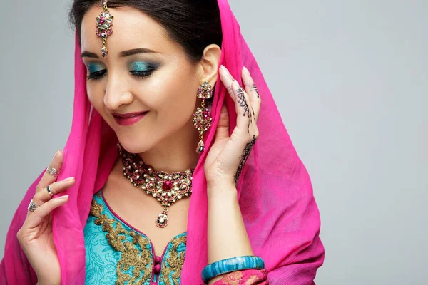 Πορτρέτο του όμορφη χαμογελαστή ινδική κορίτσι. Νέοι indian γυναίκα μοντέλο με παραδοσιακά Κοσμήματα Σετ. Κοστούμι ινδική σάρι — Φωτογραφία Αρχείου