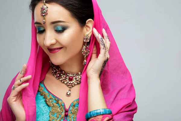 Retrato de una hermosa chica india sonriente. Modelo de mujer india joven con conjunto de joyas tradicionales. Traje indio saree —  Fotos de Stock