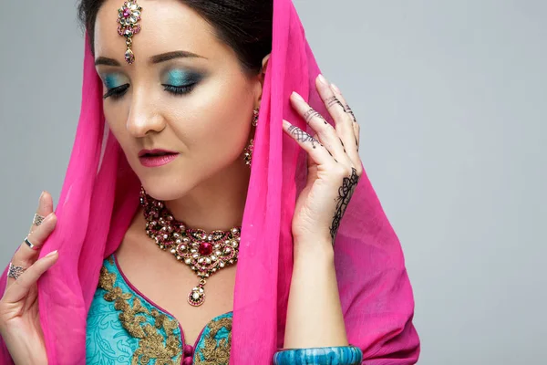 Güzel gülümseyen Hintli kız portresi. Geleneksel Takı seti ile genç Hintli kadın modeli. Hint kostüm sari