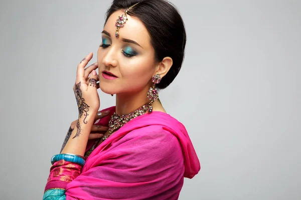 Retrato de una hermosa chica india sonriente. Modelo de mujer india joven con conjunto de joyas tradicionales. Traje indio saree — Foto de Stock