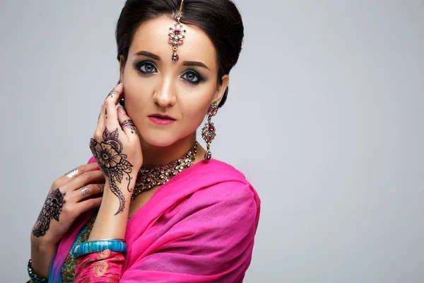Retrato de una hermosa chica india sonriente. Modelo de mujer india joven con conjunto de joyas tradicionales. Traje indio saree —  Fotos de Stock