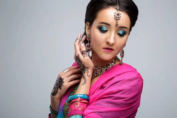 Portretul unei frumoase fete indiene zâmbitoare. Tânăra femeie model indian cu set de bijuterii tradiționale. Costum indian saree — Fotografie, imagine de stoc