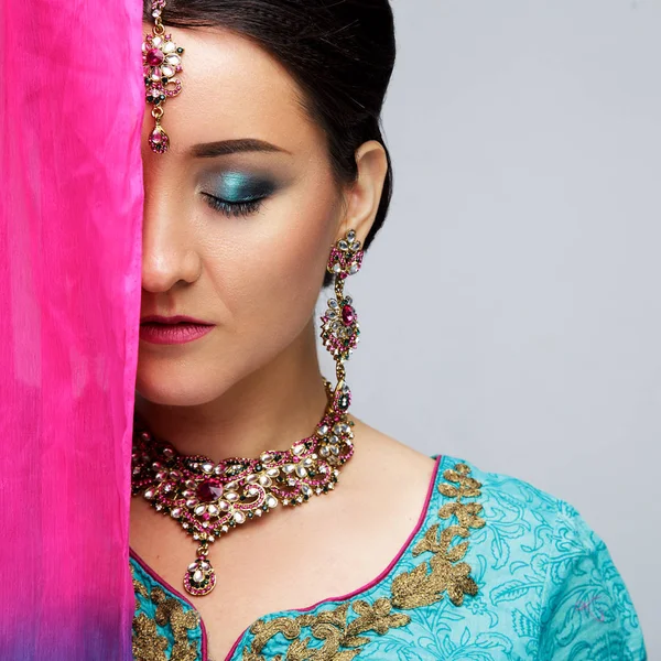 Retrato de bela menina índia sorridente. Modelo de mulher indiana jovem com conjunto de jóias tradicionais. Saree traje indiano — Fotografia de Stock