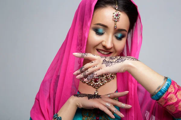 Portrét krásné usměvavé indiánkou. Mladá indiánka model s tradiční šperky set. Sárí indické kostým — Stock fotografie