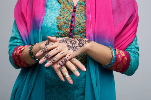 Güzel gülümseyen Hintli kız portresi. Geleneksel Takı seti ile genç Hintli kadın modeli. Hint kostüm sari