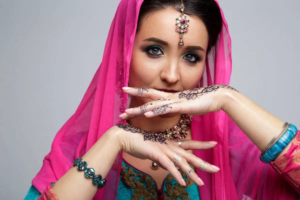 Güzel gülümseyen Hintli kız portresi. Geleneksel Takı seti ile genç Hintli kadın modeli. Hint kostüm sari
