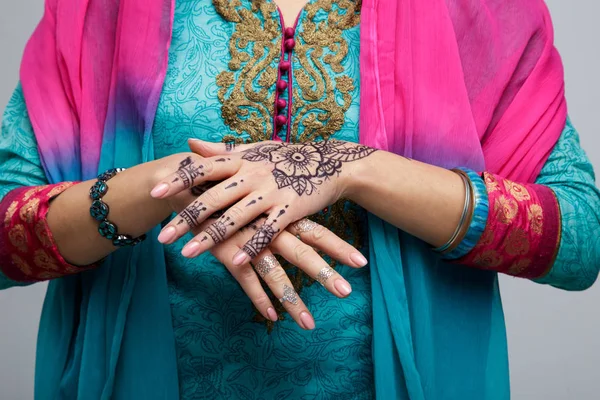 Retrato de una hermosa chica india sonriente. Modelo de mujer india joven con conjunto de joyas tradicionales. Traje indio saree —  Fotos de Stock