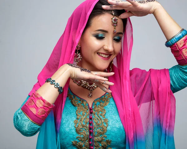 Retrato de bela menina índia sorridente. Modelo de mulher indiana jovem com conjunto de jóias tradicionais. Saree traje indiano — Fotografia de Stock