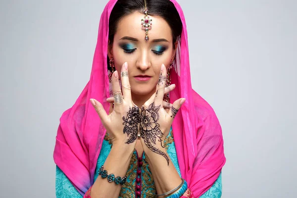 Güzel gülümseyen Hintli kız portresi. Geleneksel Takı seti ile genç Hintli kadın modeli. Hint kostüm sari