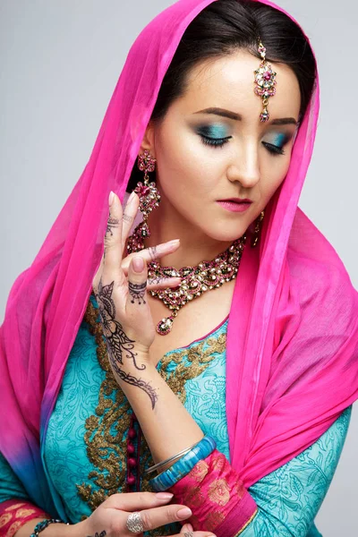 Retrato de una hermosa chica india sonriente. Modelo de mujer india joven con conjunto de joyas tradicionales. Traje indio saree —  Fotos de Stock