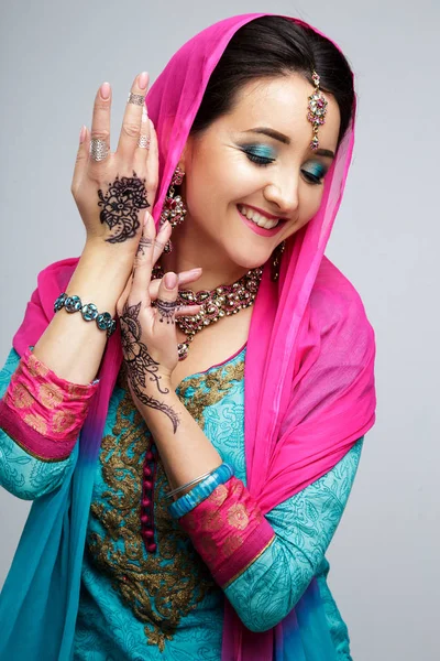Güzel gülümseyen Hintli kız portresi. Geleneksel Takı seti ile genç Hintli kadın modeli. Hint kostüm sari