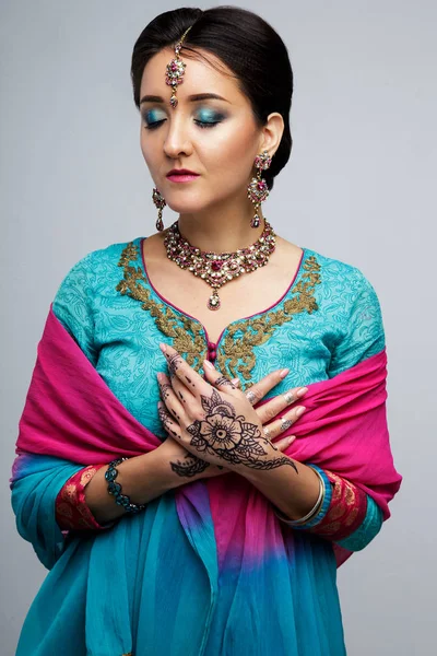 Retrato de bela menina índia sorridente. Modelo de mulher indiana jovem com conjunto de jóias tradicionais. Saree traje indiano — Fotografia de Stock