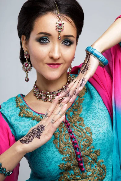 Portrét krásné usměvavé indiánkou. Mladá indiánka model s tradiční šperky set. Sárí indické kostým — Stock fotografie