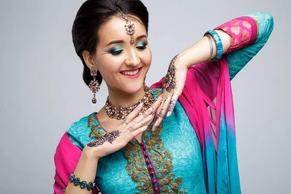 Retrato de una hermosa chica india sonriente. Modelo de mujer india joven con conjunto de joyas tradicionales. Traje indio saree —  Fotos de Stock