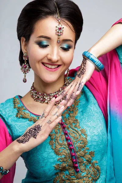 Retrato de bela menina índia sorridente. Modelo de mulher indiana jovem com conjunto de jóias tradicionais. Saree traje indiano — Fotografia de Stock