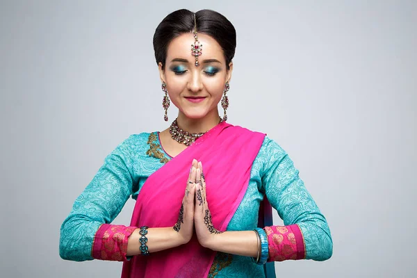 Porträtt av vackra leende indisk flicka. Unga indiska kvinnan modell med traditionella Smyckesset. Indisk dräkt saree — Stockfoto