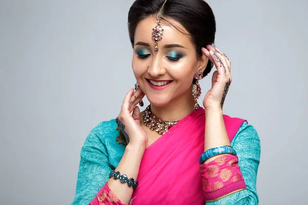 Ritratto di bella ragazza indiana sorridente. Giovane modello donna indiana con set di gioielli tradizionali. Saree costume indiano — Foto Stock