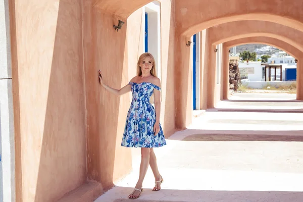 Mulher loira bonita em um vestido azul de verão em uma europa do sul — Fotografia de Stock