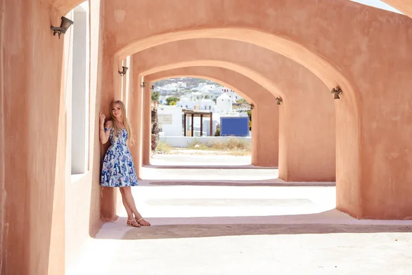 Mulher loira bonita em um vestido azul de verão em uma europa do sul — Fotografia de Stock