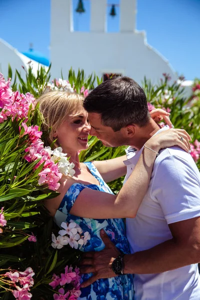 güzel genç kadın ve erkekte yaz tatillerini yürüyüş Yunanca üzerinde Santorini Adası