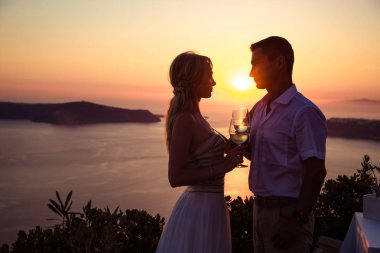 Güzel gelin ve damat yaz düğünlerinde Yunan adası Santorini 'de