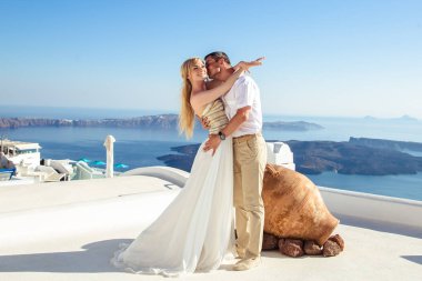 Güzel gelin ve damat yaz düğünlerinde Yunan adası Santorini 'de