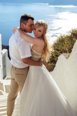 Güzel gelin ve damat yaz düğünlerinde Yunan adası Santorini 'de