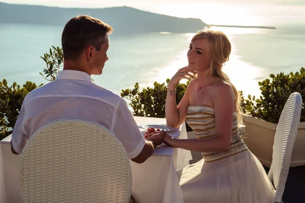 Beautiful bride and groom in their summer wedding day on greek island Santorini — Stock Photo, Image