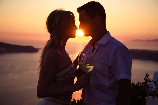 Beautiful bride and groom in their summer wedding day on greek island Santorini — Stock Photo, Image