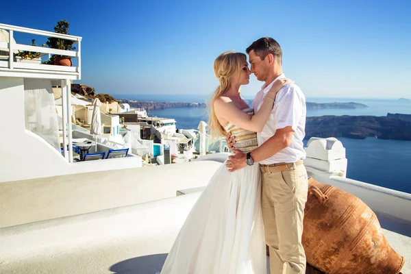 Beautiful bride and groom in their summer wedding day on greek island Santorini — Stock Photo, Image