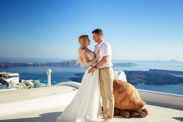 Beautiful bride and groom in their summer wedding day on greek island Santorini — Stock Photo, Image