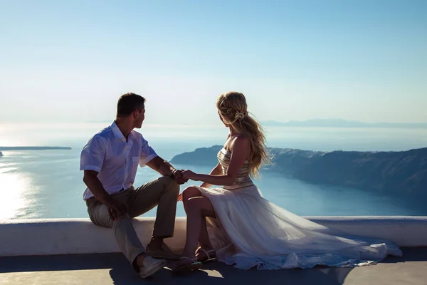 Beautiful bride and groom in their summer wedding day on greek island Santorini — Stock Photo, Image