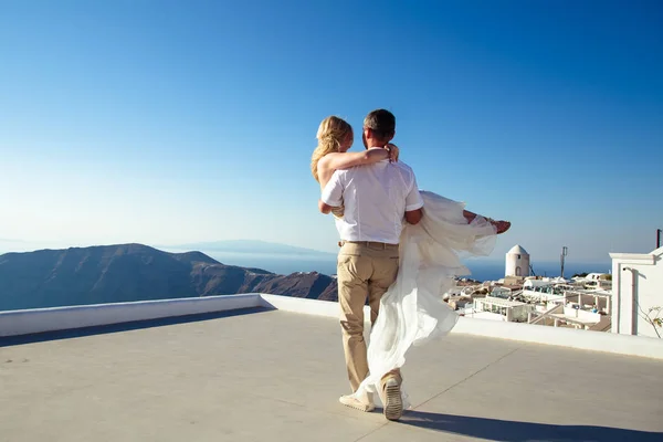 Beautiful bride and groom in their summer wedding day on greek island Santorini — Stock Photo, Image