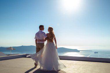 Güzel gelin ve damat yaz düğünlerinde Yunan adası Santorini 'de